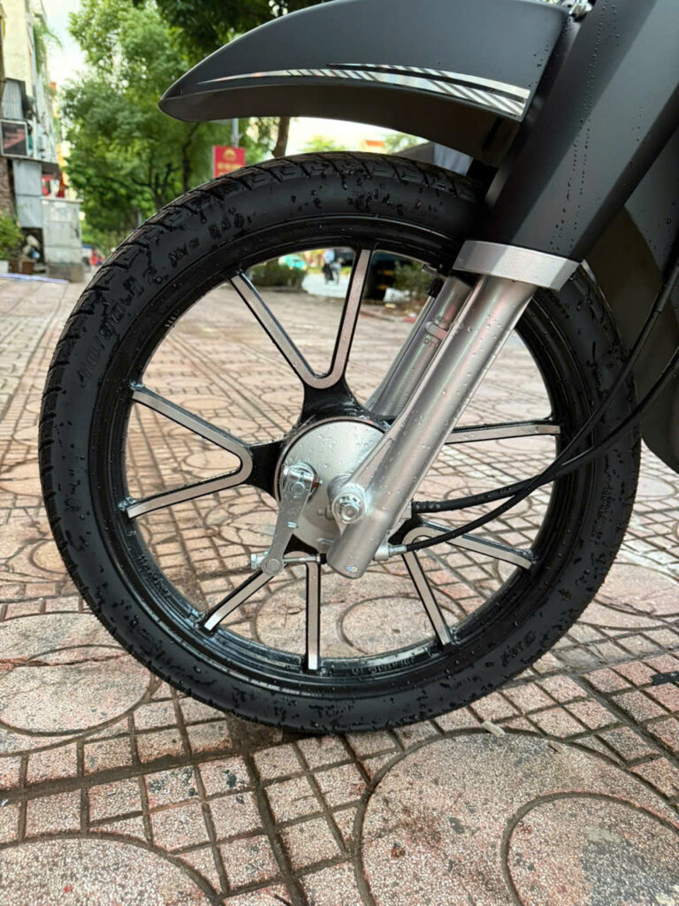 Vành đúc 5 chấu chữ V là điểm nhấn khác biệt