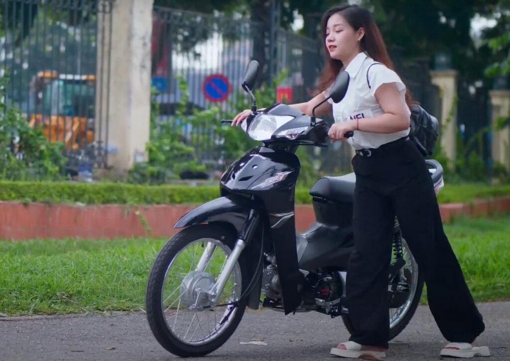 Tin mừng cho các em học sinh cấp 3 khi giá xe số 50cc Wave tháng 6/2025 liên tục giảm mạnh.