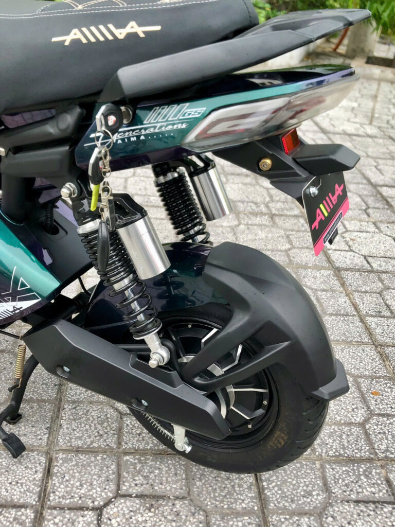 Một điểm cộng khác đến từ bộ lốp 3.00-10 không săm,