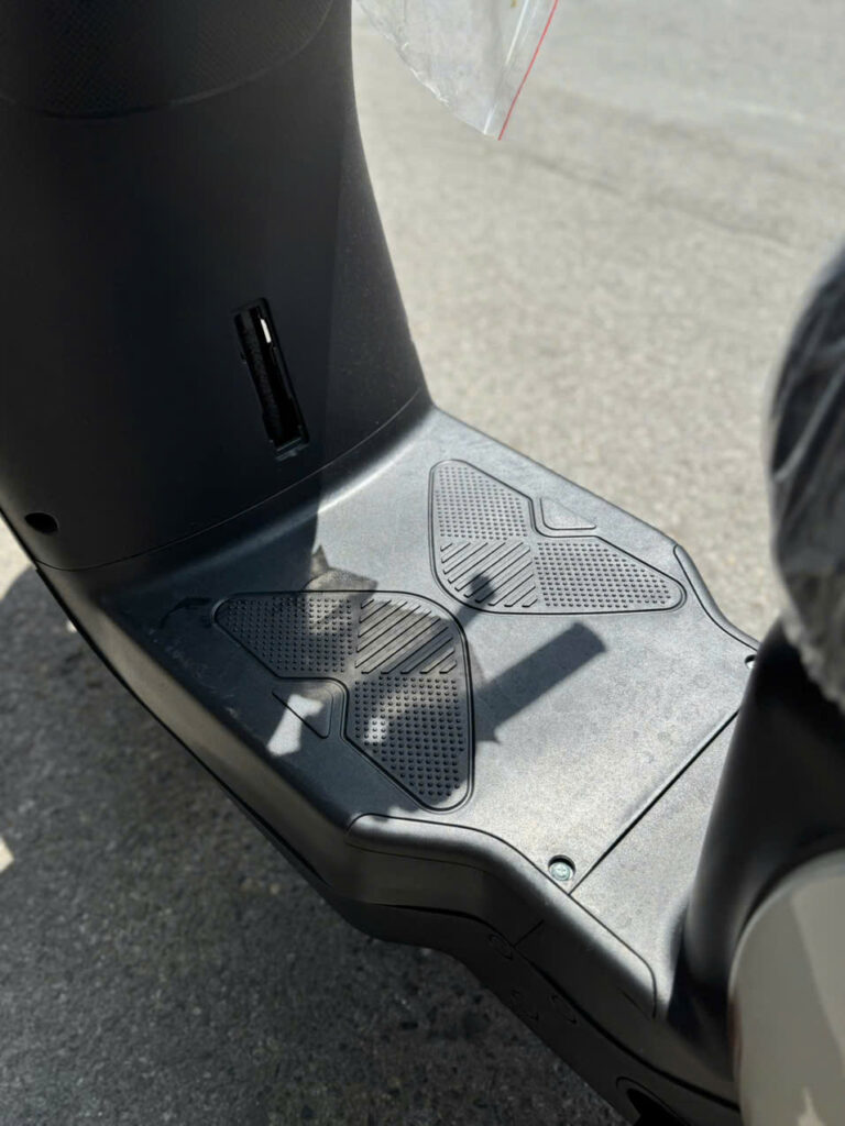 Sàn đê chân rộng