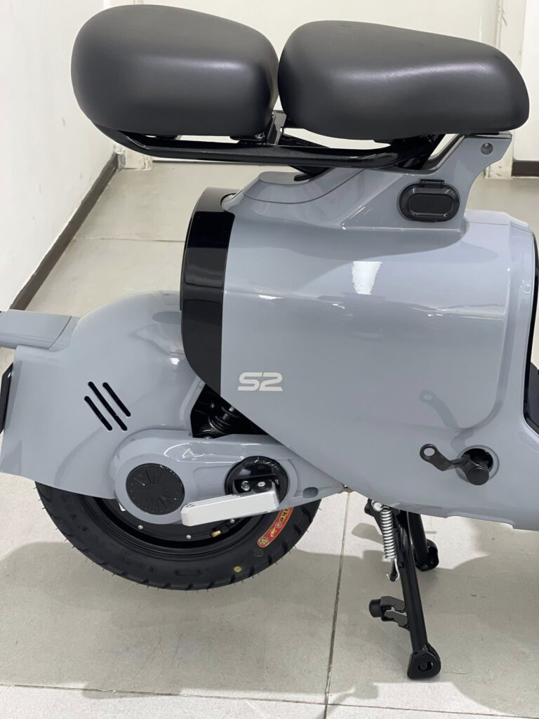 Thời gian sạc đầy khoảng 8–10 tiếng