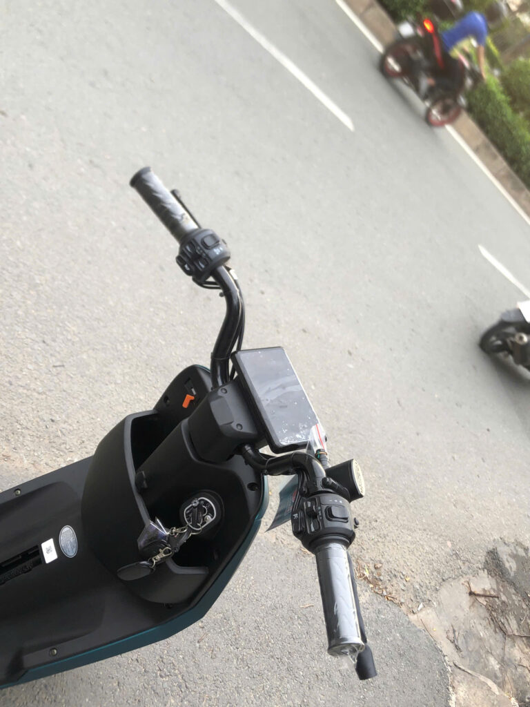 Bảng đồng hồ LCD hiện đại