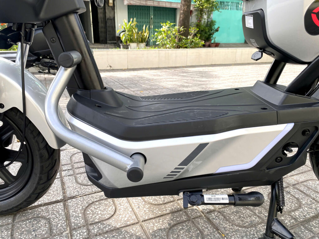 Gương chiếu hậu, gác chân, cốp xe tiện dụng