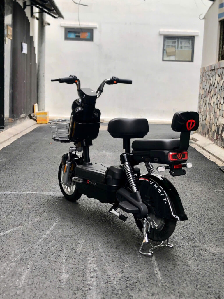 Sàn để chân rộng rãi cả trước và sau