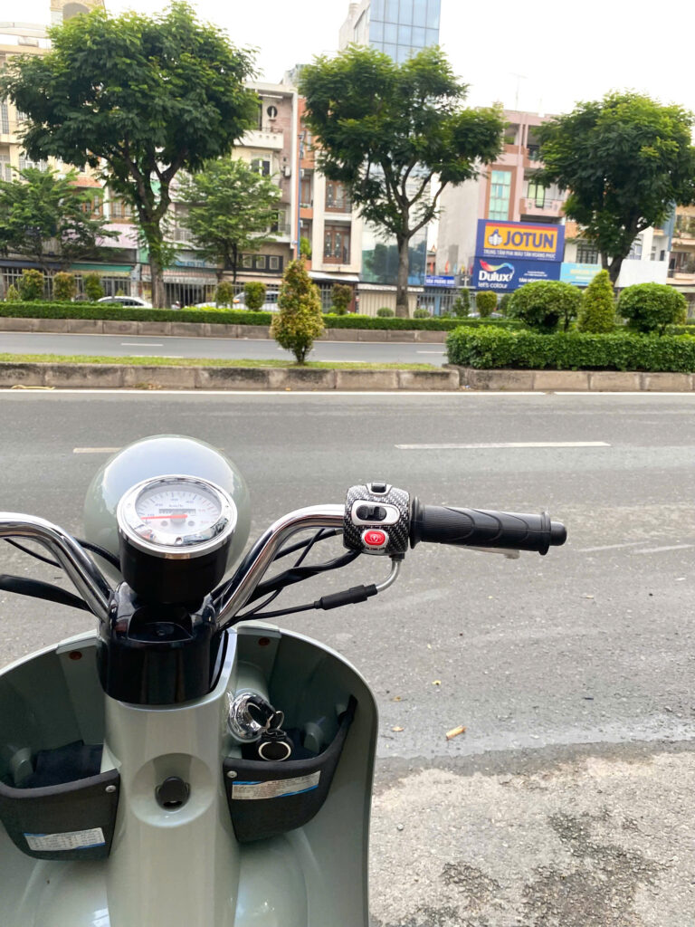 Tay lái dễ điều khiển, mặt đồng hồ đầy đủ thông tin