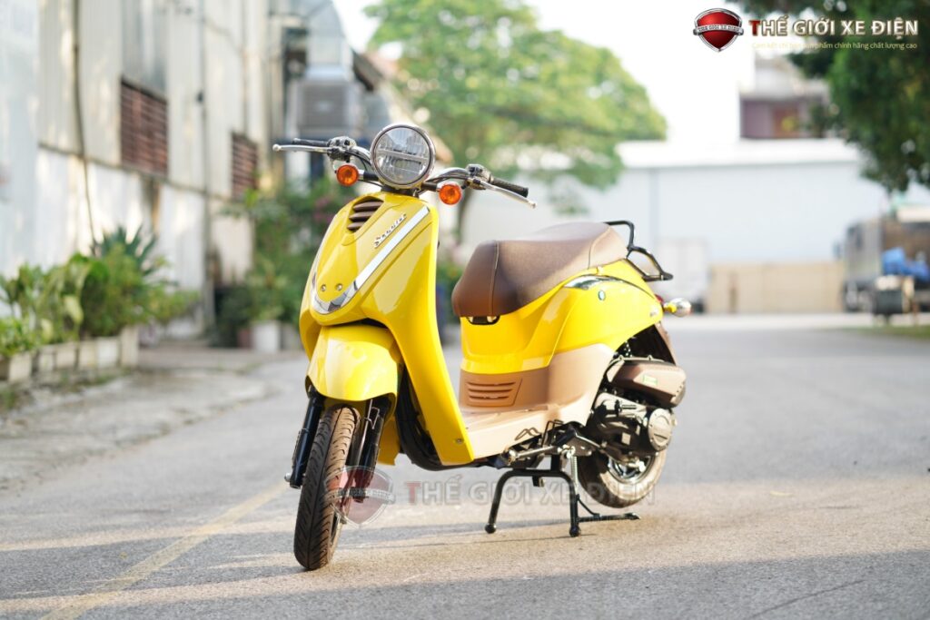 Phụ kiện đi kèm như gương và sổ bảo hành