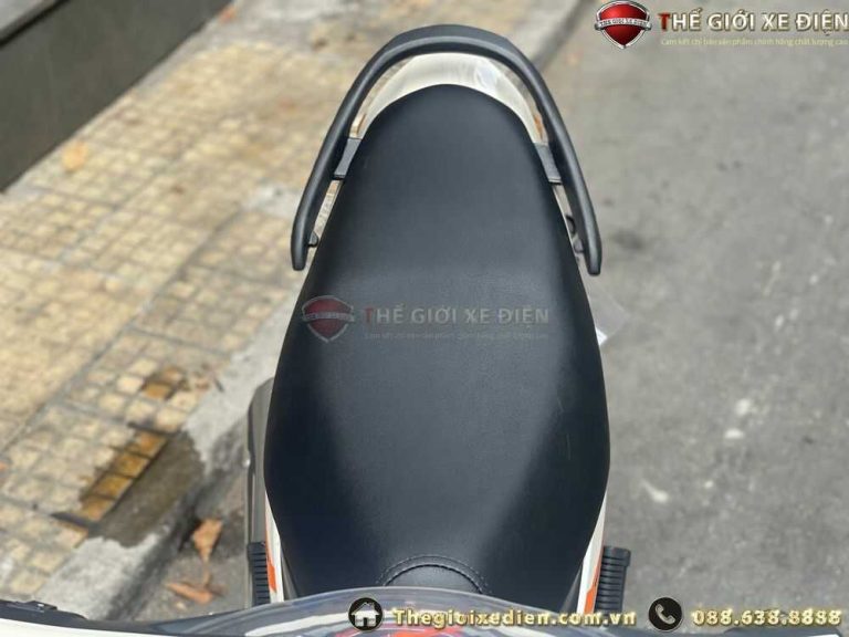 Yên xe dài, chiều cao khoảng 760 mm