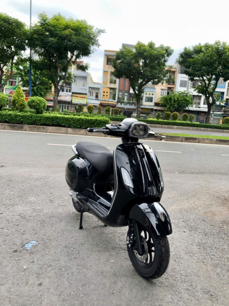 Đèn LED chiếu sáng mạnh mẽ, an toàn khi di chuyển vào ban đêm