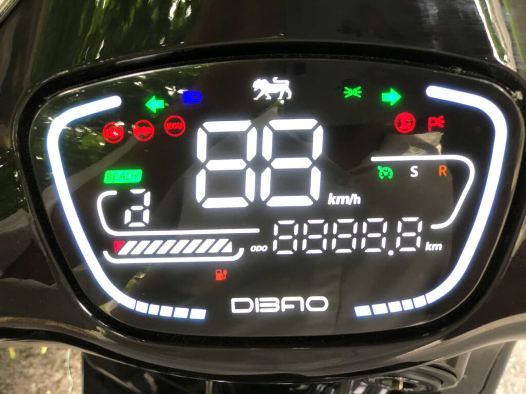 Màn hình LED hiển thị đầy đủ thông số
