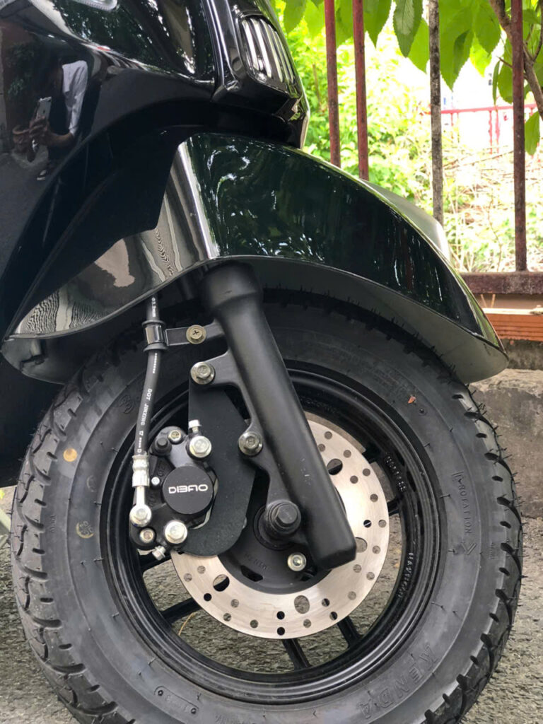 Trang bị phanh đĩa dầu thủy lực trước, sau