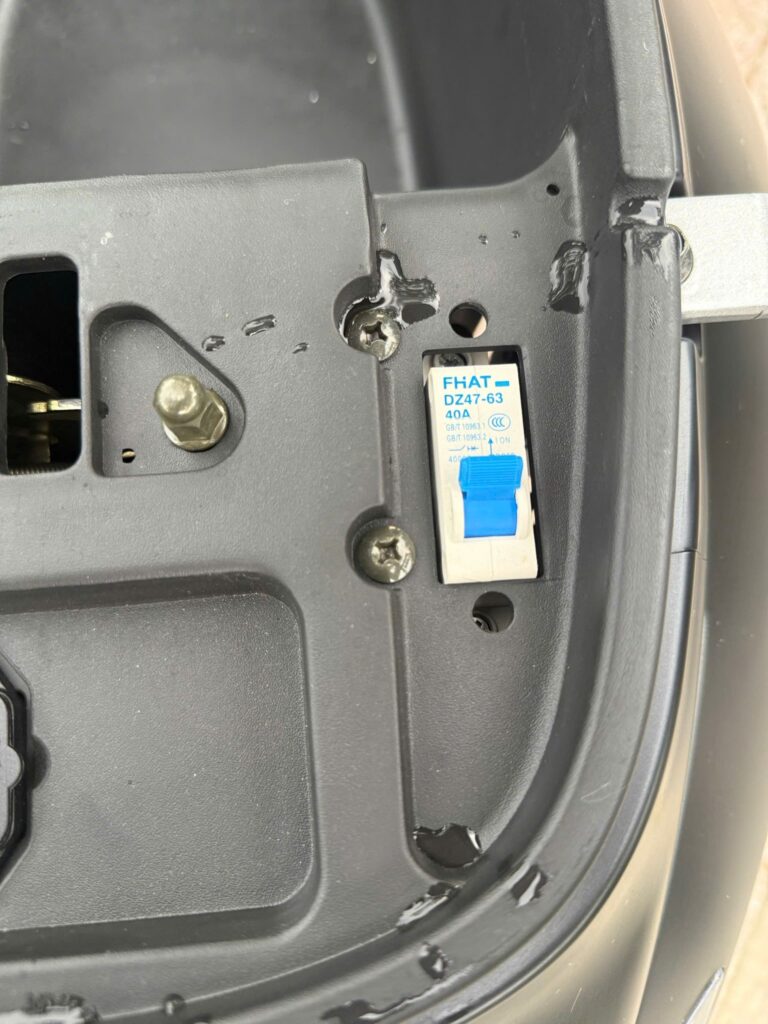 Thời gian sạc đầy khoảng 8–10 tiếng