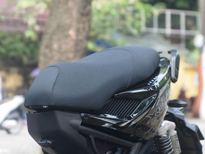 Yên xe được thiết kế dạng thể thao phân tầng