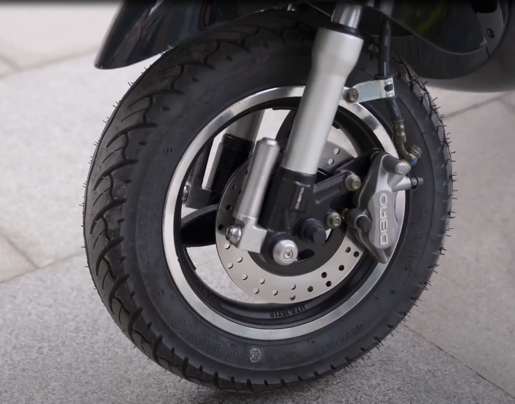 Pansy S2 sử dụng phanh đĩa trước và phanh cơ sau