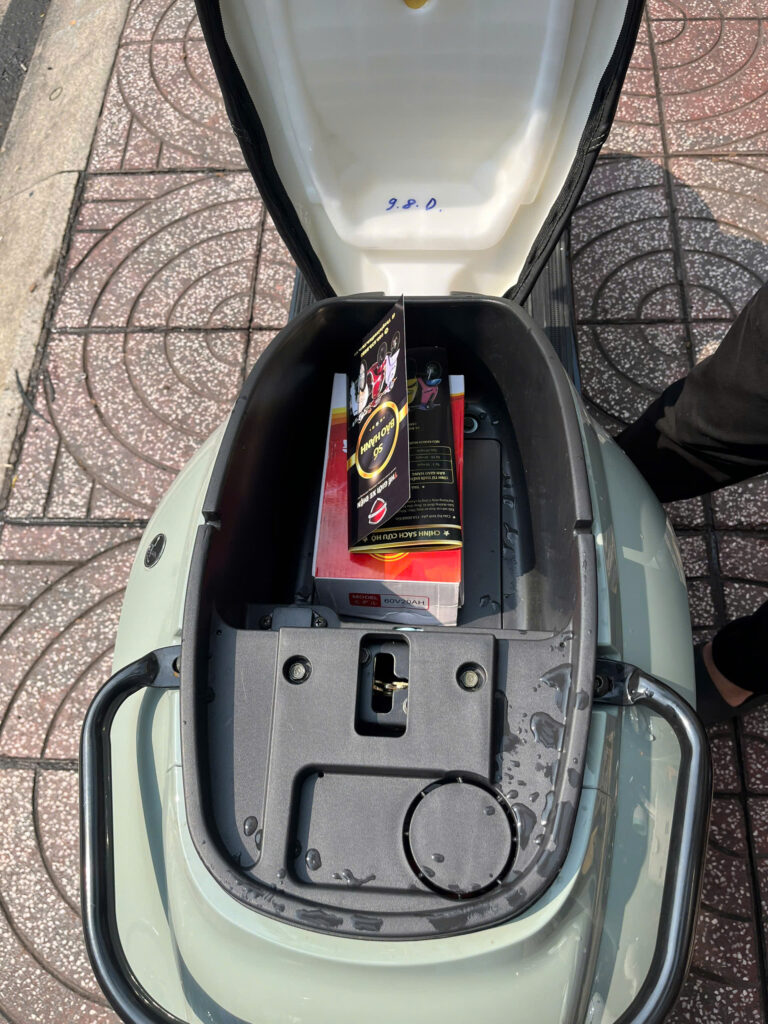 Xe được trang bị 5 bình ắc quy 20Ah