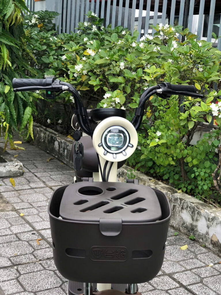 Đèn pha và đèn hậu hiện đại