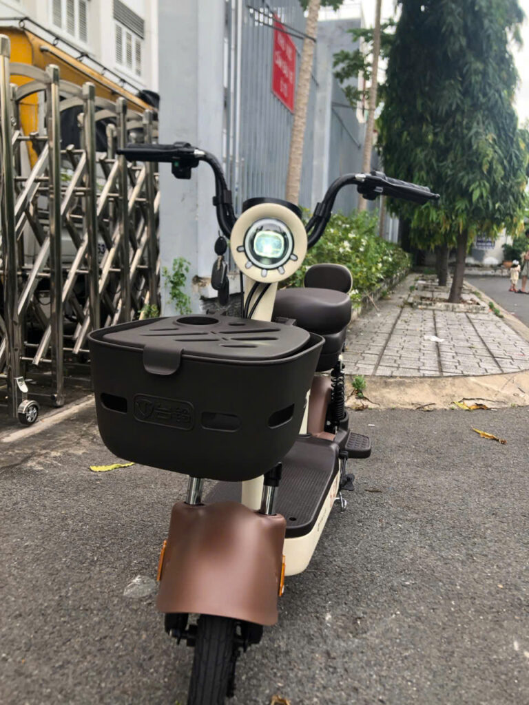 Sàn để chân rộng rãi, chống trượt an toàn