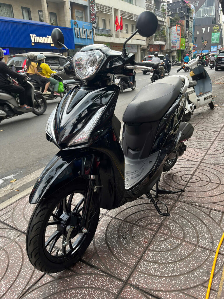 Xe điện bị thủng lốp giữa đường