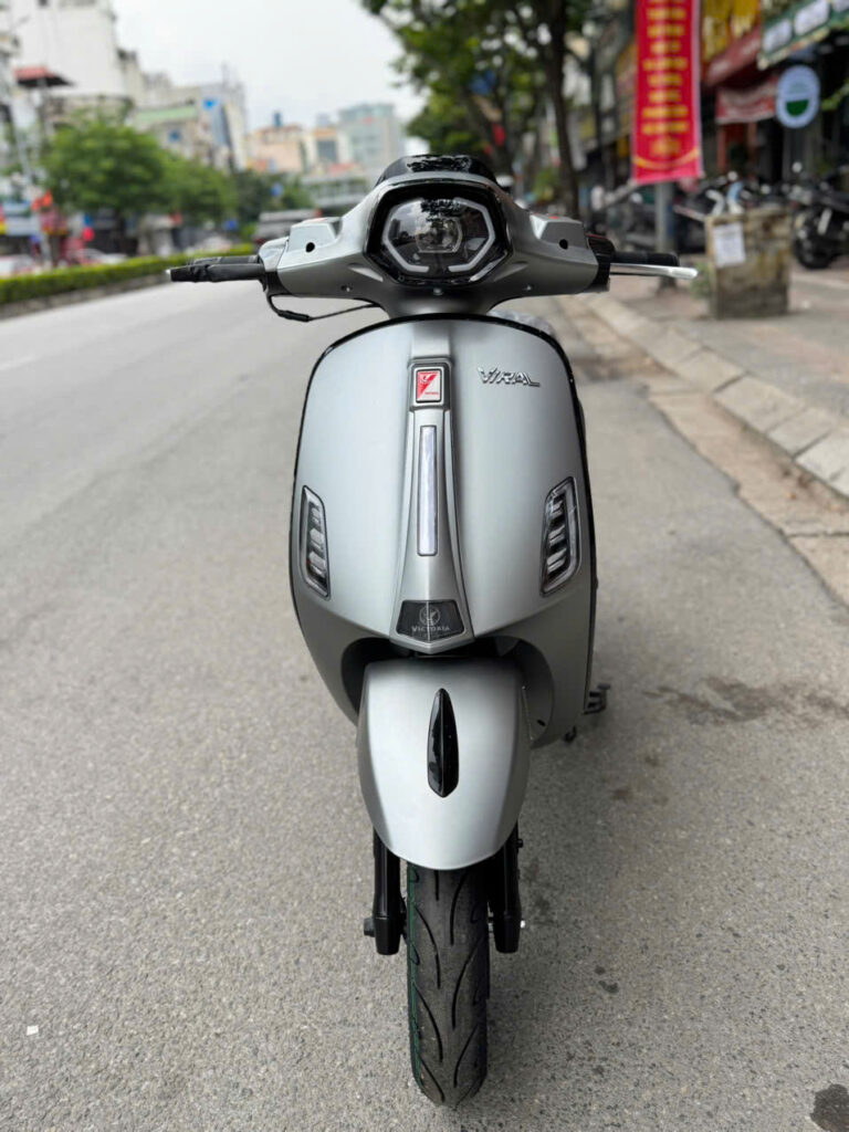 Học sinh, sinh viên dùng đi học