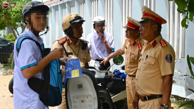 Tuần tra quanh Trường THPT Linh Trung