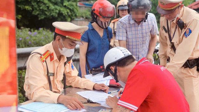 Đã đến lúc biến vi phạm giao thông thành bài học thực tế bằng lao động công ích