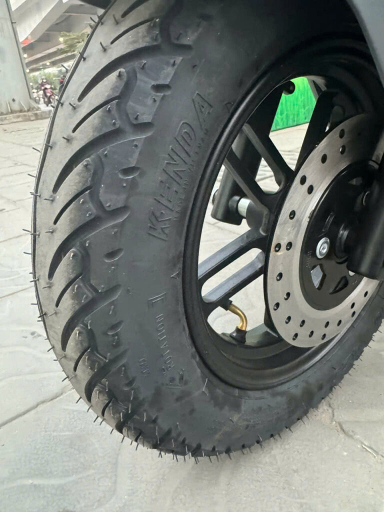 Lốp xe sử dụng loại không săm kích thước 3.00-10