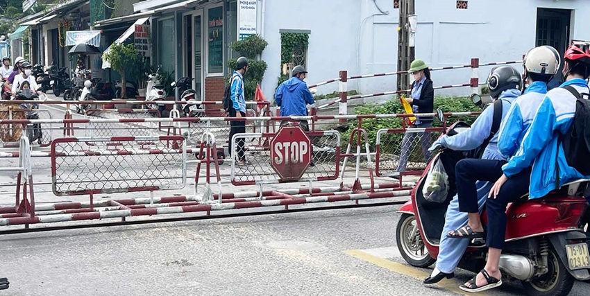 Đừng chủ quan trước rào chắn đường sắt, nữ tài xế bị xử phạt