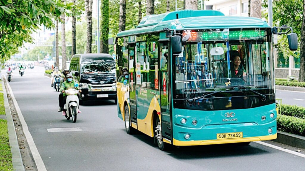 Xe buýt điện tăng tốc phủ rộng tại TP.HCM